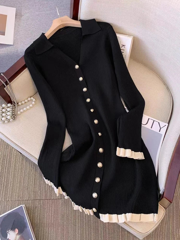 Robe en tricot à manches longues avec volant et boutons bijoux