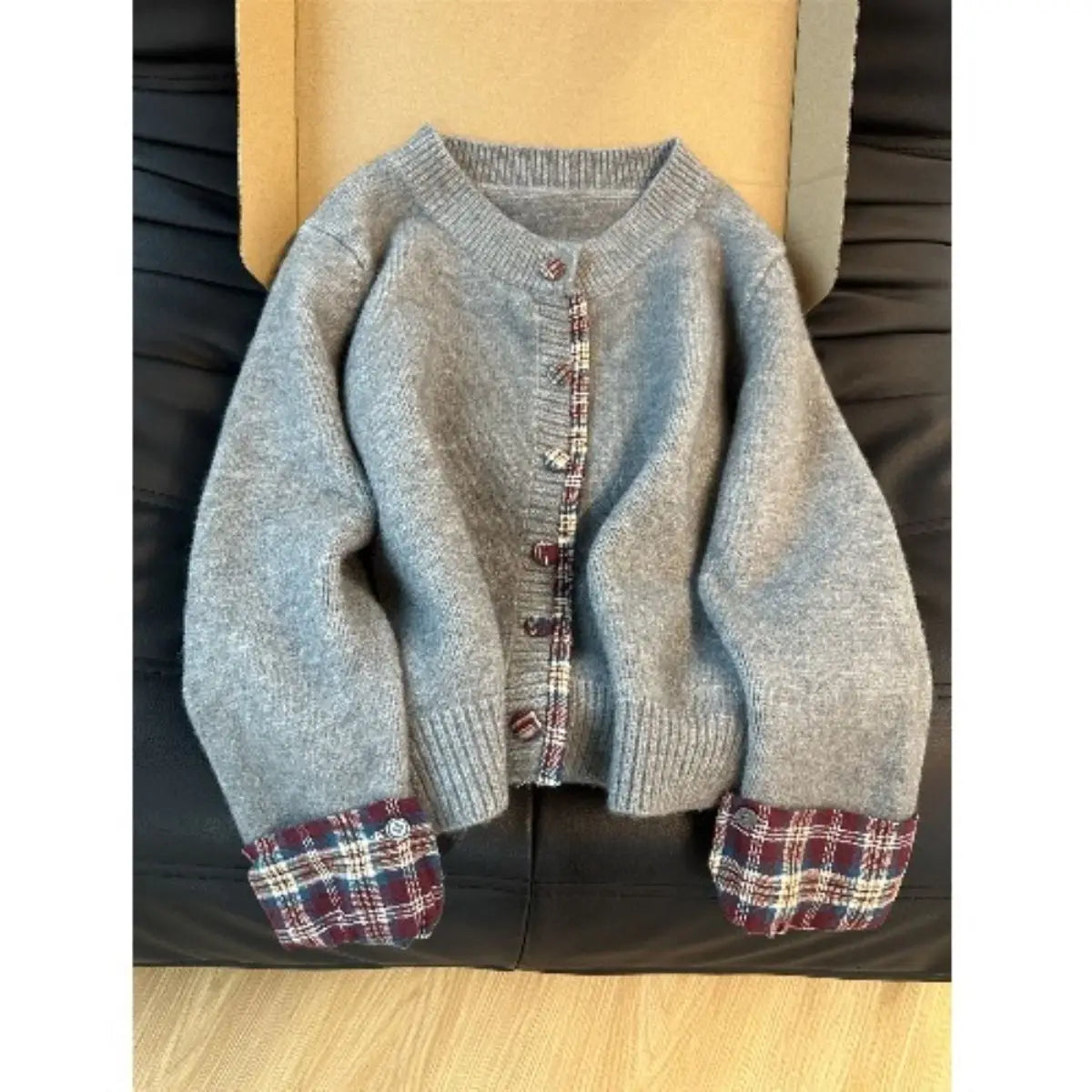 Cardigan Tricoté avec Boutons & Manches à Carreaux