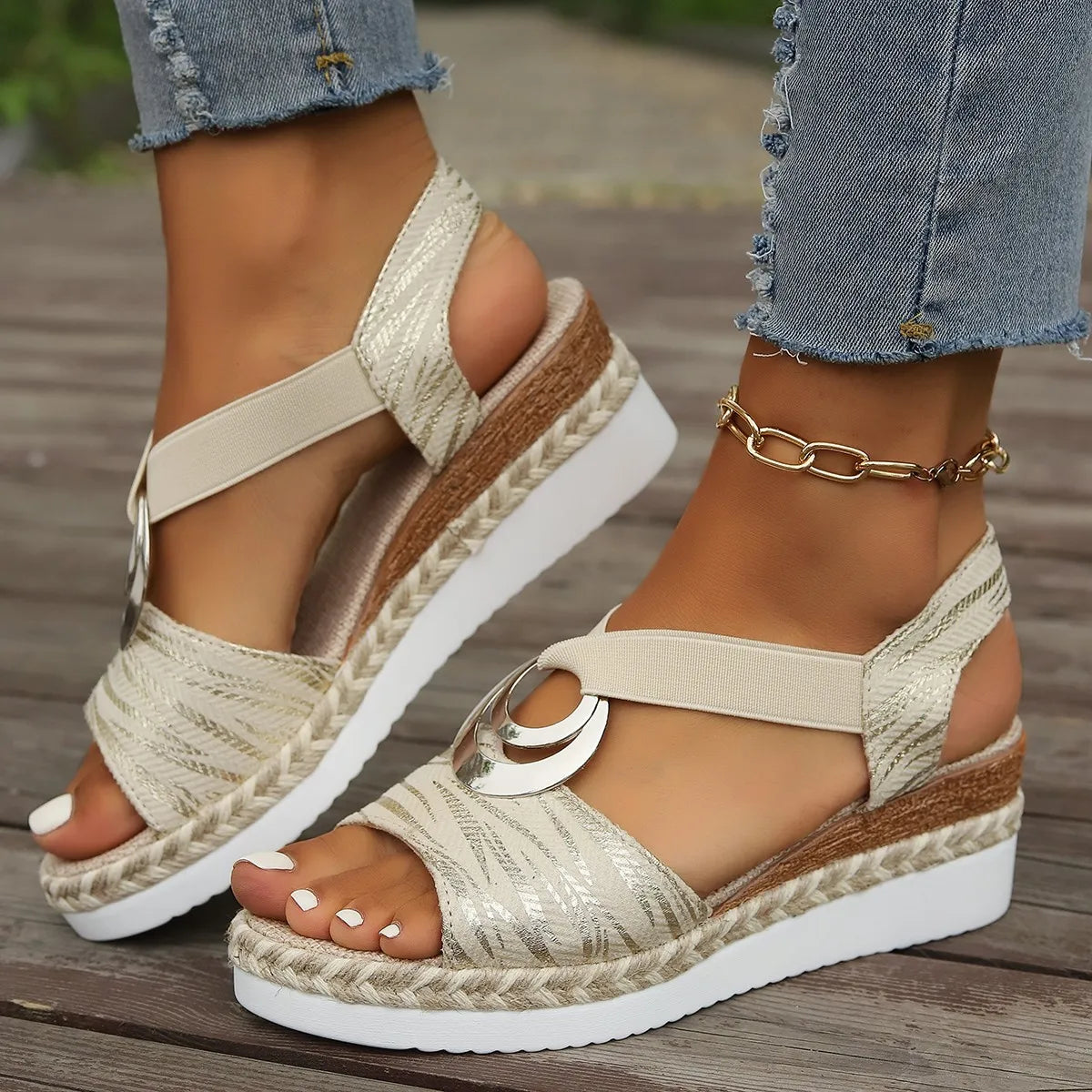 Sandalias con Cuña y Tiras Elásticas - Adorno Circular Plateado