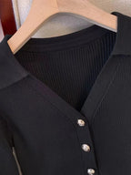 Robe en tricot à manches longues avec volant et boutons bijoux