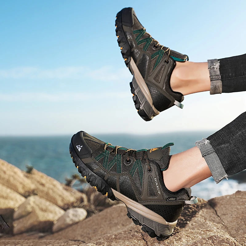 Chaussures de randonnée et d'escalade en montagne