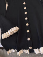 Robe en tricot à manches longues avec volant et boutons bijoux