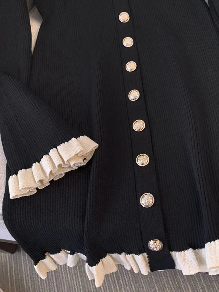 Robe en tricot à manches longues avec volant et boutons bijoux