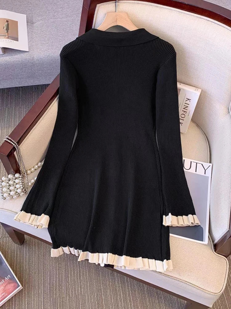 Robe en tricot à manches longues avec volant et boutons bijoux