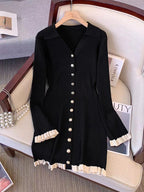Robe en tricot à manches longues avec volant et boutons bijoux