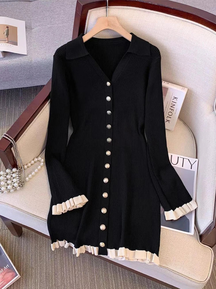 Robe en tricot à manches longues avec volant et boutons bijoux