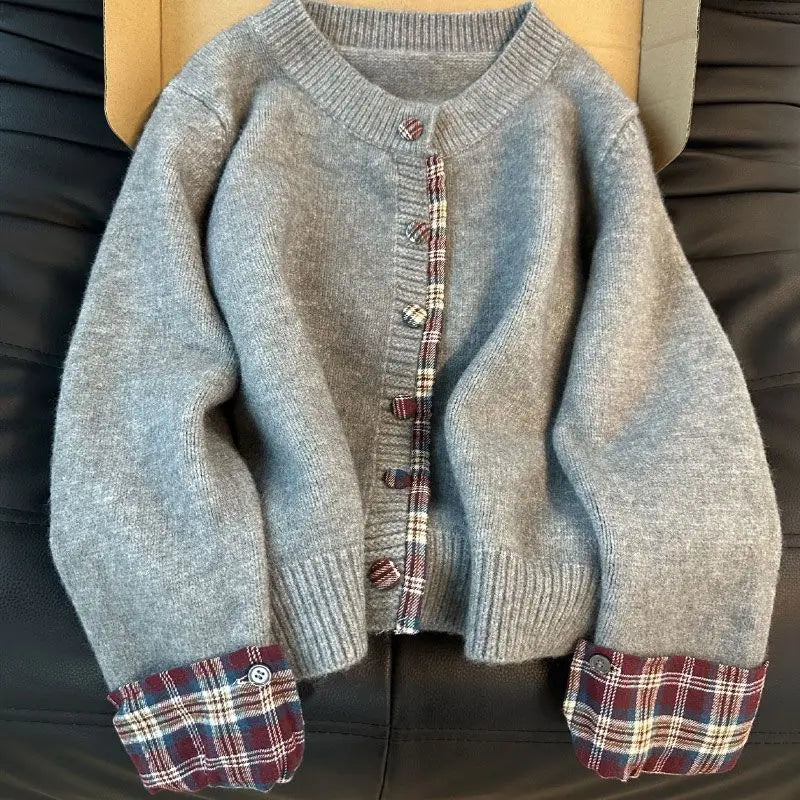 Cardigan Tricoté avec Boutons & Manches à Carreaux
